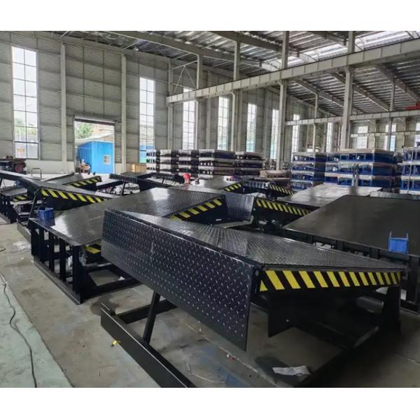 高容量 25000-40000LBS 安全設計ワークショップ 自動ドックプレート 調整可能な唇長度 物流と配送センターのための重荷荷の解決法