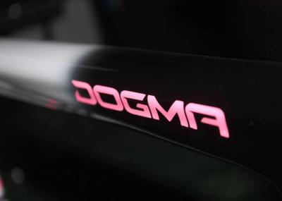 Os decalques cor-de-rosa do quadro da bicicleta da cor com o rasgo fácil de impressão deslocada e descascam fora