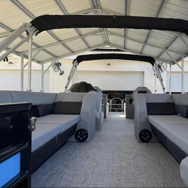 Un ponton en aluminium de luxe, un mélange parfait de style et de performance.