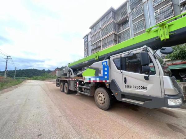Numéro d'arbre 41m Longueur principale de la tige Zoomlion Ztc250A552 Grue de camion de 25 tonnes Grue mobile utilisée