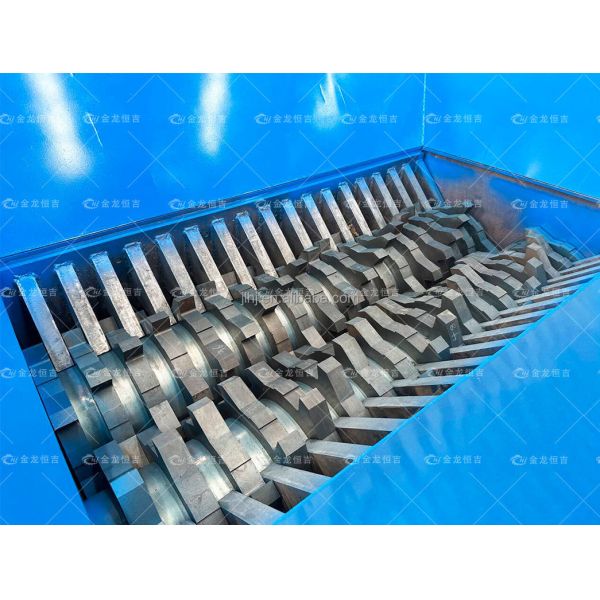 Déchiqueteuse de métaux légère et mince à charge lourde avec des tailles de sortie personnalisables et une large application pour le recyclage des déchets métalliques