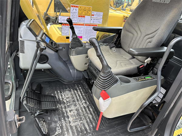 Использованный экскаватор Komatsu PC240LC-8 с рабочей массой 25130 кг
