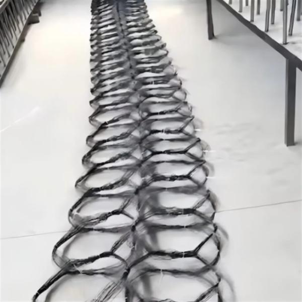High-Quality Tank Barrier Mesh Tank Tracks Wound mesh Battlefield Twine Wire Mesh for Tank Top