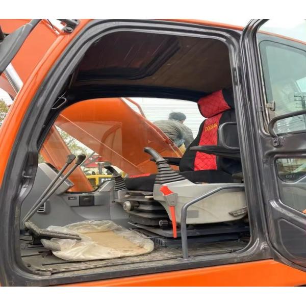 Оранжевый экскаватор на колесах DX225LC Doosan Backhoe