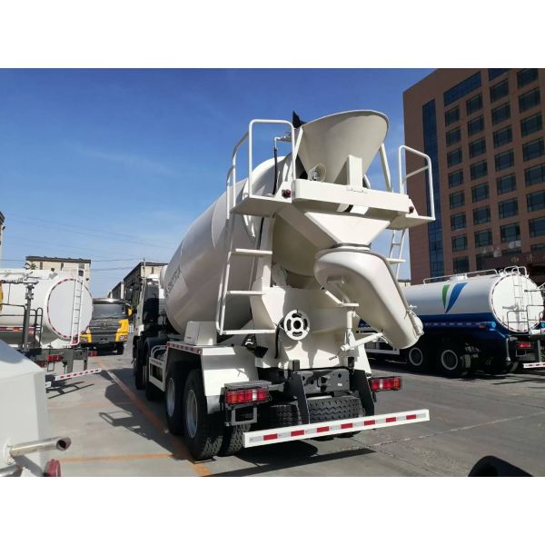 New Sinotruk HOWO 8×4 Concrete Mixer Truck with 12-16 m³ Drum Capacity and 371-400HP Engine for Heavy-Duty Construction