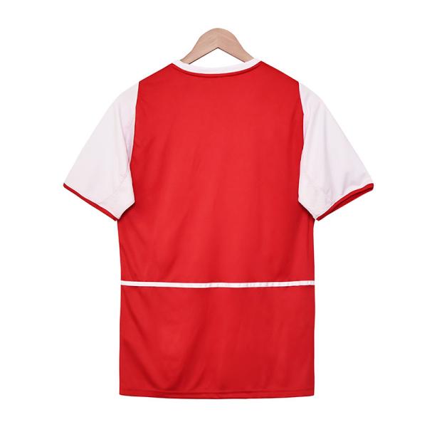 Le maillot d'Arsenal de la saison 02-04 est entièrement restauré et permet de personnaliser l'équipe.