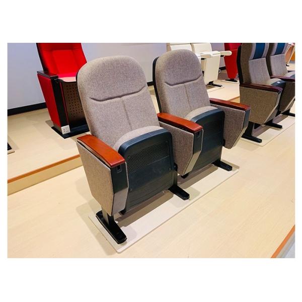 Посадочные места конференции аудитории церков с деревянной таблицей записи