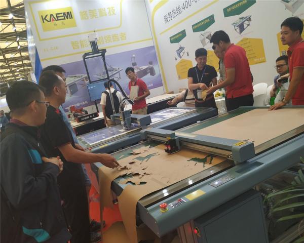 オートコンベヤーテーブル切断機 服 荷物 玩具 家庭用繊維デザイン
