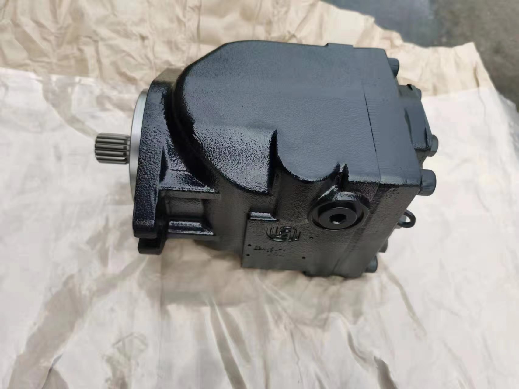Danfoss FRL074 Hydraulic Piston Pump with 100 cm³/rev Displacement and Radial Piston Design for Heavy-Duty Applications