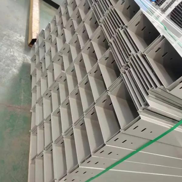 Plateau de câbles en acier inoxydable argenté résistant au feu Largeur 100 mm-1000 mm Pour les exigences du client