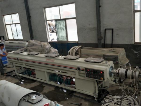 Tubulação de fonte plástica da água da máquina da extrusão da tubulação do parafuso dobro/Pvc que faz a máquina