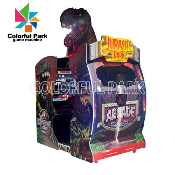 2 pessoas que disparam no dinossauro de Arcade Machines Jurassic Game Console para o adulto interno