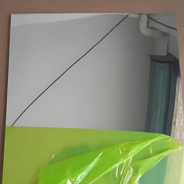 Plaque de miroir en aluminium lamellé miroir utilisée dans la fabrication de luminaires