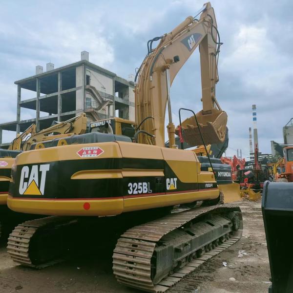 Подержанный экскаватор категории 325B с оригинальным гидравлическим цилиндром и весом 28600 кг.