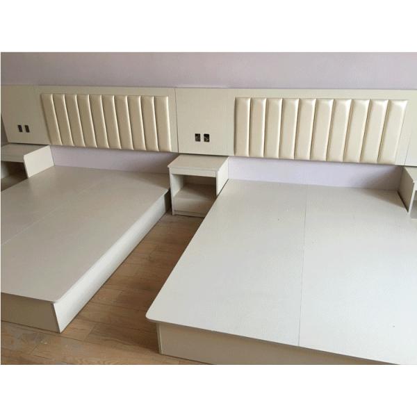 Guest Room / Hotel Bedroom Furniture Sets Fashionable Solid Wood Material