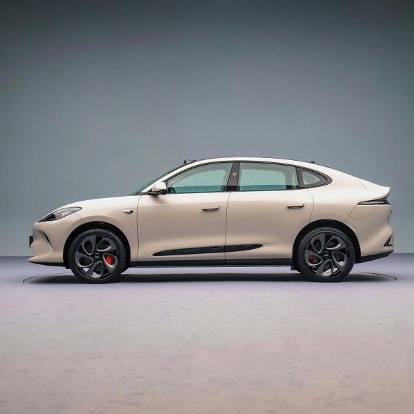 SUV électrique de taille moyenne à 4 places avec une vitesse de pointe de 320 km/h