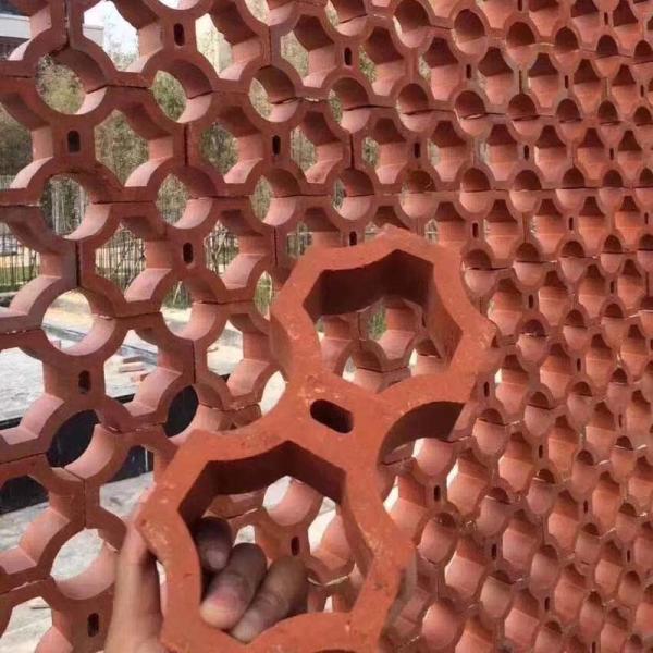 Las tejas decorativas Jali de la terracota de la pared del jardín perforaron ladrillos rojos del hueco de la terracota