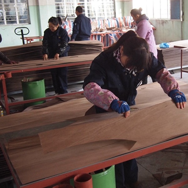 Стреловое зерно темного цвета Инженерная деревянная фанера 0,5 мм-0,6 мм