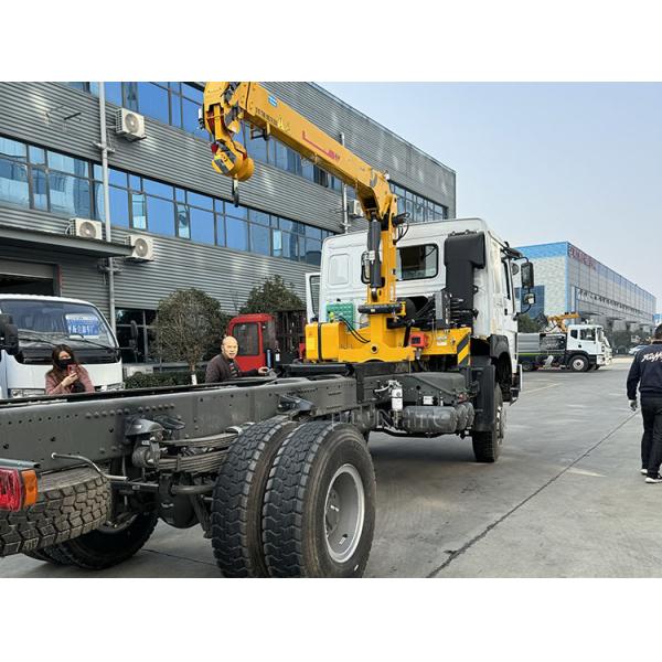 SINOTRUK HOWO Diesel Cargo Truck 4x4 6 Wheeler Chassis With Crane Low Price