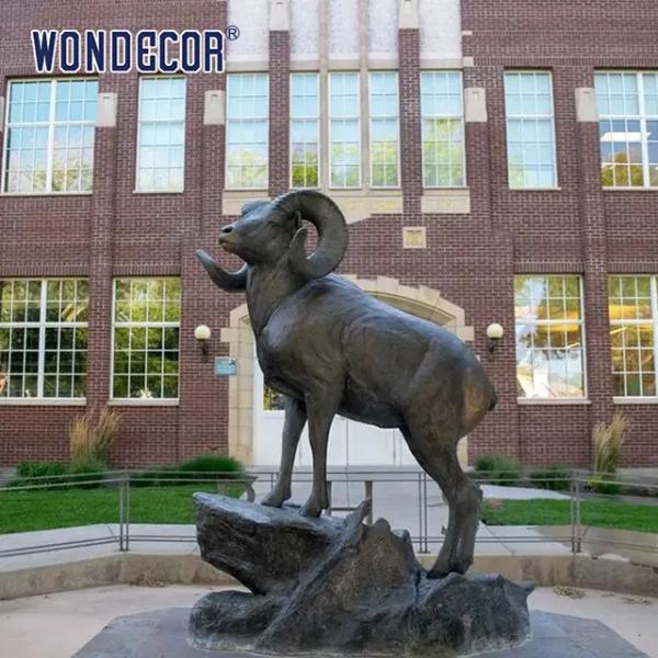 Decoración animal del metal para los parques zoológicos al aire libre, esculturas de cobre amarillo de tamaño natural de las cabras de la placa