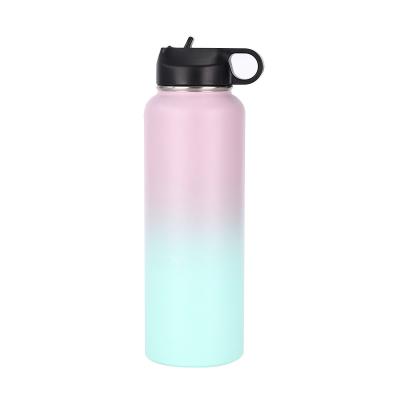 Une tasse à café double paroi étanche aux déversements avec une isolation thermique de 32 oz.