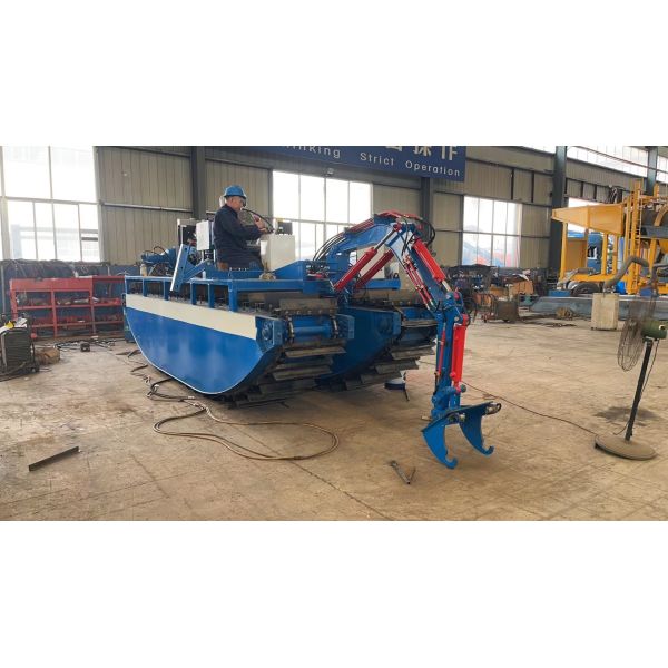Amphibious Water Weed Harvester 58KW with Hydraulic Track Drive / Tier IV Emission