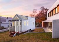 Casa minúscula prefabricada del tablero modular moderno de Wpc en la rueda con el marco de acero ligero