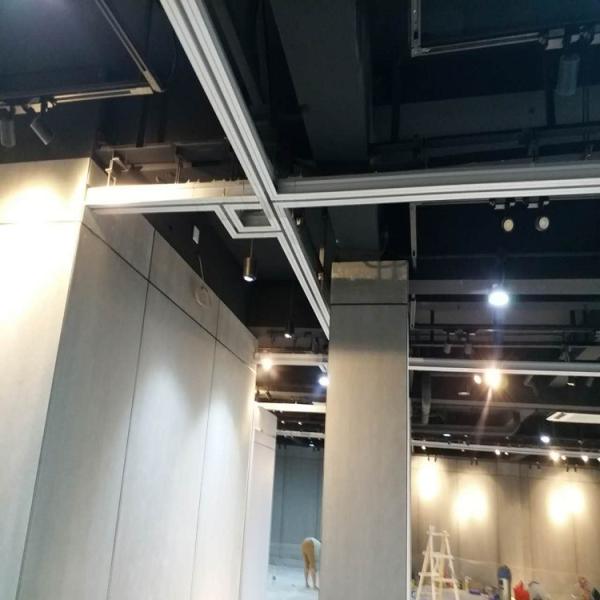 Алюминиевый дизайн живущей комнаты детализирует стену раздела дверей материалов передвижную