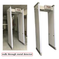 paseo de la prenda impermeable del exterior de 18 33 de las zonas del cuerpo detectores de metales a través de la puerta de la inspección del metal