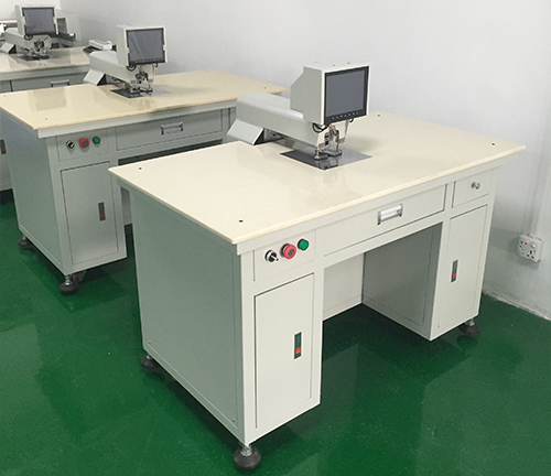 Machine de poinçonnage de trous de guidage CCD de haute précision avec une précision de ±0,015 mm et une vitesse de 0,35 s/trou pour matériaux polyvalents