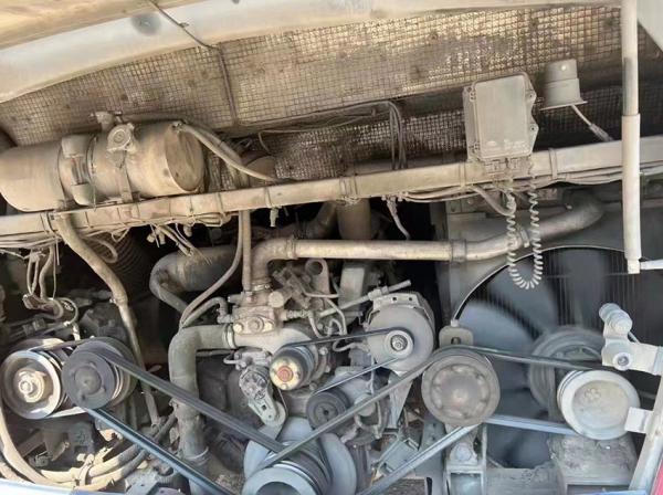 Ônibus usados duráveis de Yutong 47 lugares LHD ônibus turístico de segunda mão com 2 portas