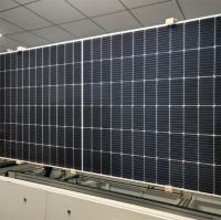 Um painel solar monocelular de vidro de meia célula monocristalino fotovoltaico