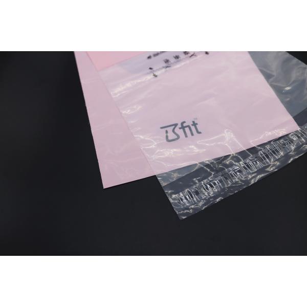 Одежды бутика печатают грузя упаковывая верхнюю часть молнии конверта сумок пластиковую розовую пересылая