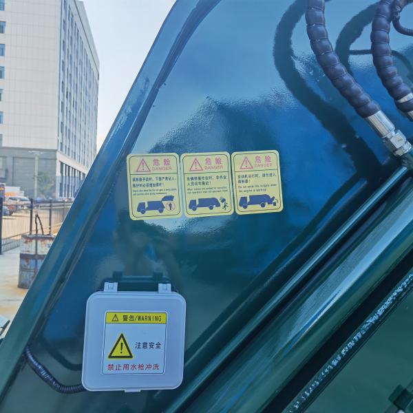 Sinotruck Howo Benne basculante droite Robuste Camion poubelle compacteur