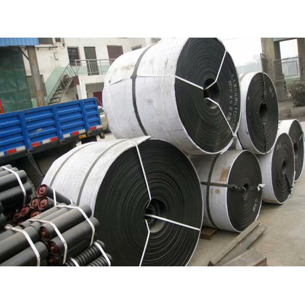 Mina de carbón que descarga las bandas transportadoras industriales auxiliares de la maquinaria de mina