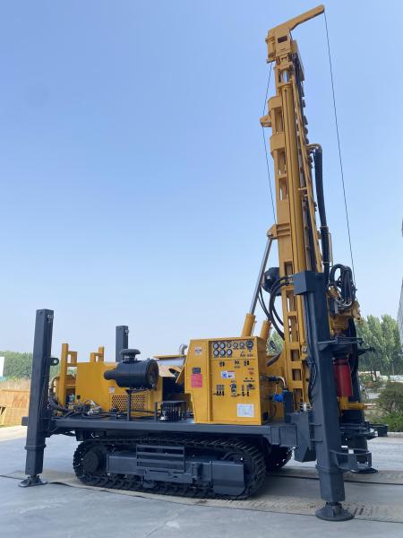 Vitesse d'alimentation rapide 55 m/min Réglage de forage de puits d'eau rampant avec moteur CUMMINS et couple rotatif élevé 12000/6000N.m