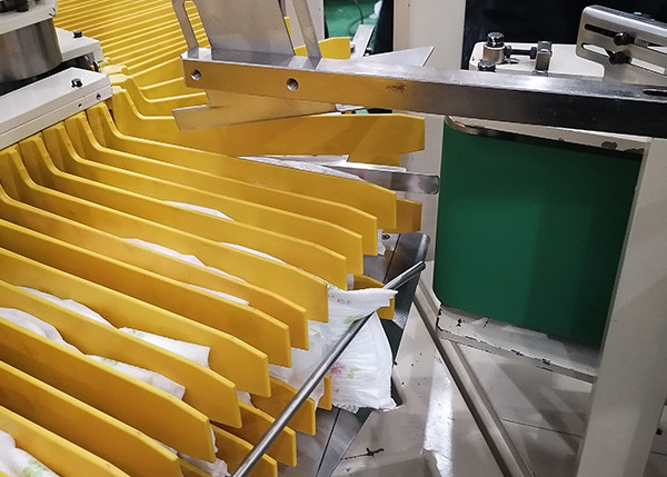 800pcs/Min 380V машина штабелеукладчика пеленки 3 участков со считая функцией