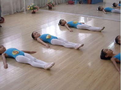 6mm PVC Sport Flooring Wooden Grain Pattern Dancing Room