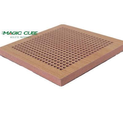 Material de núcleo de madeira maciça Redução de ruído Painel perforado de madeira para parede e teto