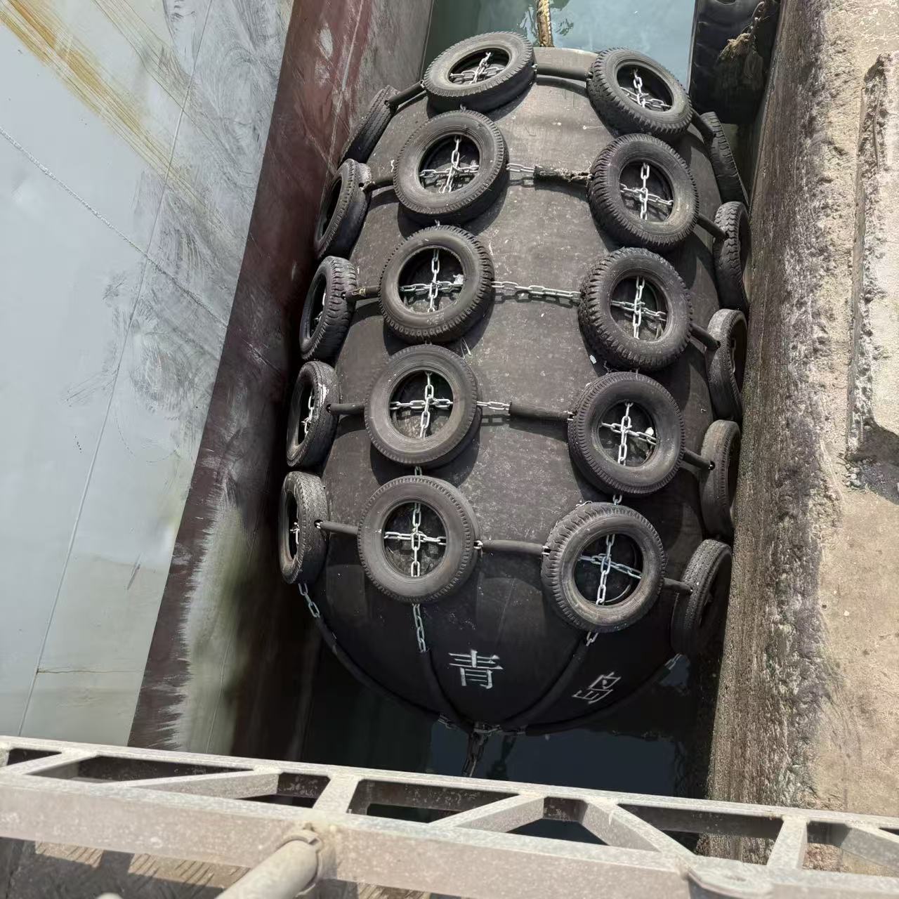 High Quality D3000 L5000 Yokohama Fender Marine Rubber Fender Factory Customizable High Durability Collision Defense Feature