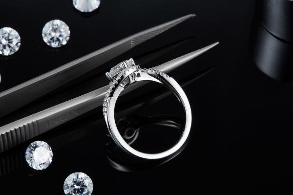 Simple Arrival S925 Bright Setting Women Infinity Round Cut Moissanite Ribbon Twist Wedding Engagement Ring