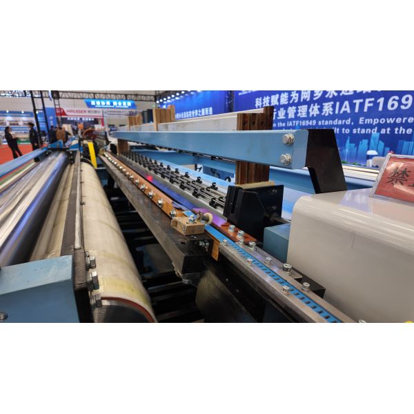 Fully CNC high-strength aluminum alloy wire mesh weaving machines are mainly used for window screen products.
