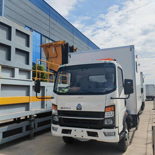 HOWO Refrigerator Truck , Refrigerated Cargo Van Box Truck for Mobile Workshop