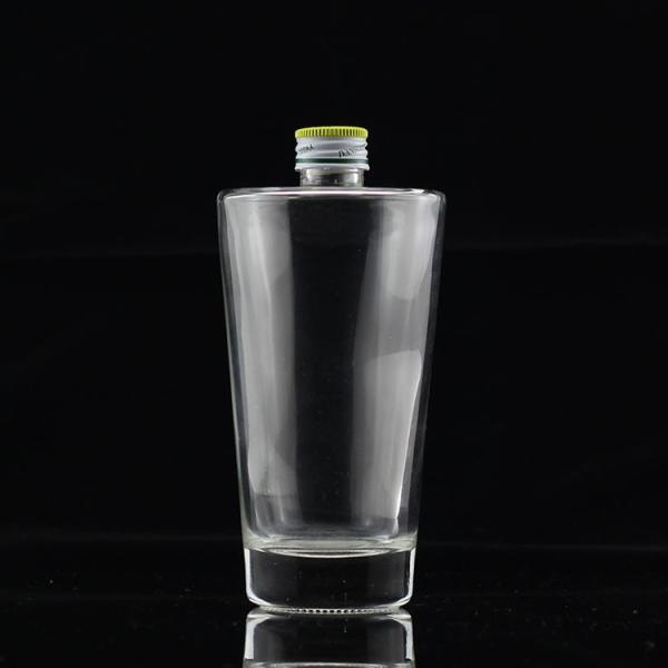 750ml Heavy-based Clear Glass Alcohol Bottle with Golden Metal Cap in Bulk