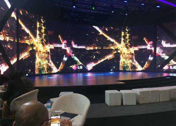 o diodo emissor de luz magro do passo do pixel de 3.9mm indica a exposição de diodo emissor de luz curvada interna para o canal de televisão da exposição