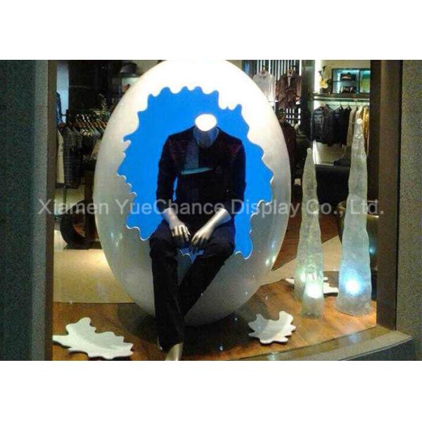 Les grandes décorations d'affichage de fenêtre ont adapté la statue aux besoins