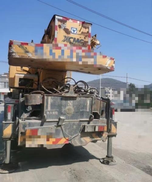 Certifié ISO9001 Chine Grue de terrain accidenté Grues de camion 70t Soulevé en orange