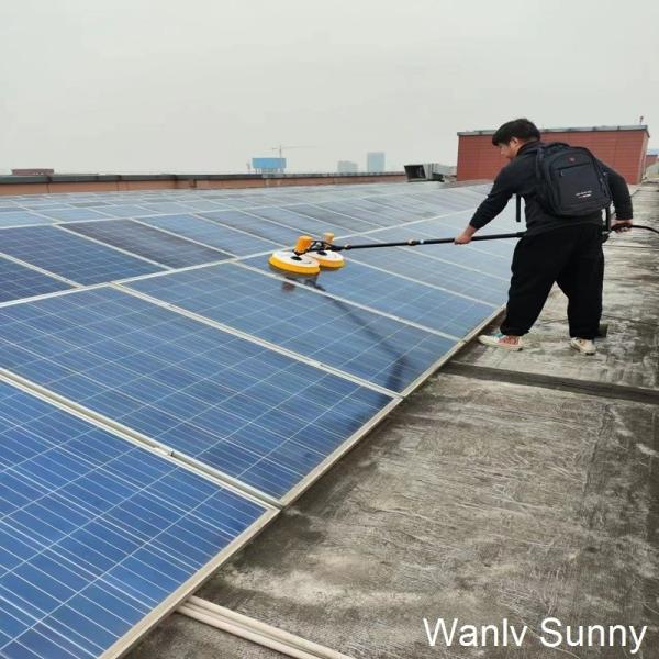 Limpeza de lugares altos Limpeza de painéis solares com poste alimentado com água de 3,5 m e 2 cabeças de escova de fio de nylon