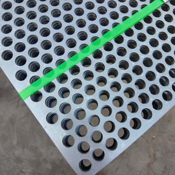 304 Perforated Stainless Steel Sheet Customizable For Filtration