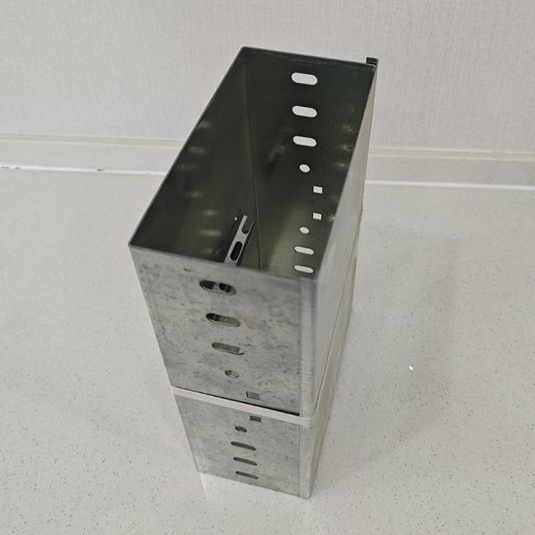 Silver Solid Bottom Cable Tray With High Fire Resistance Load Capacity Based On Size